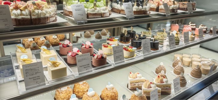 工場で作られたケーキが店舗に並ぶ様子